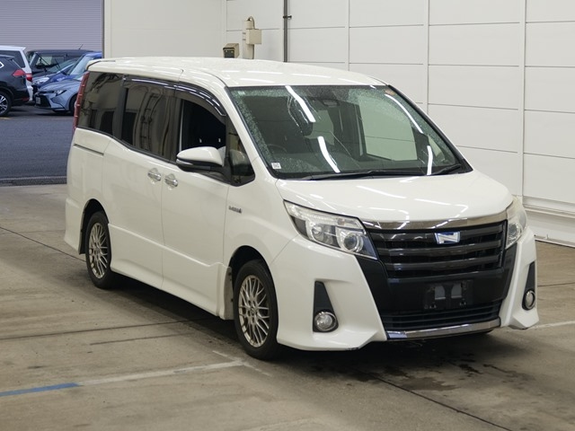 TOYOTA NOAH — фото