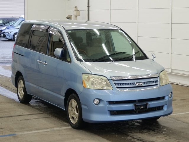 TOYOTA NOAH — фото