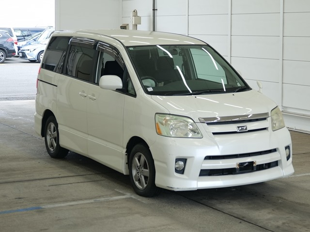 TOYOTA NOAH — фото