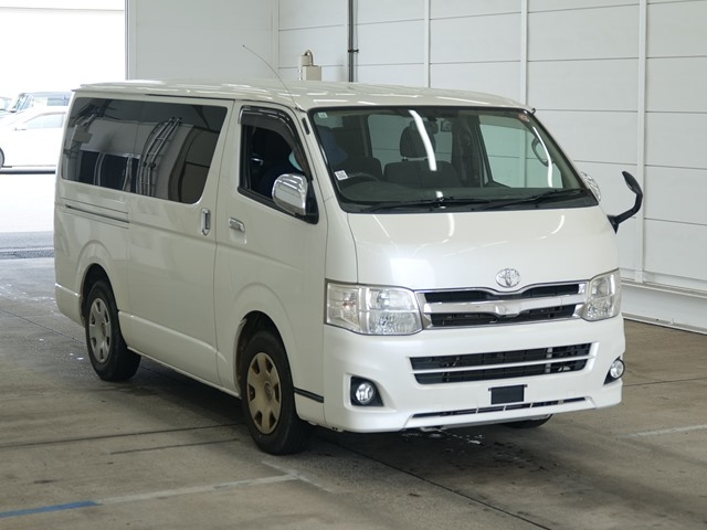 TOYOTA HIACE — фото