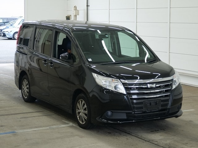 TOYOTA NOAH — фото