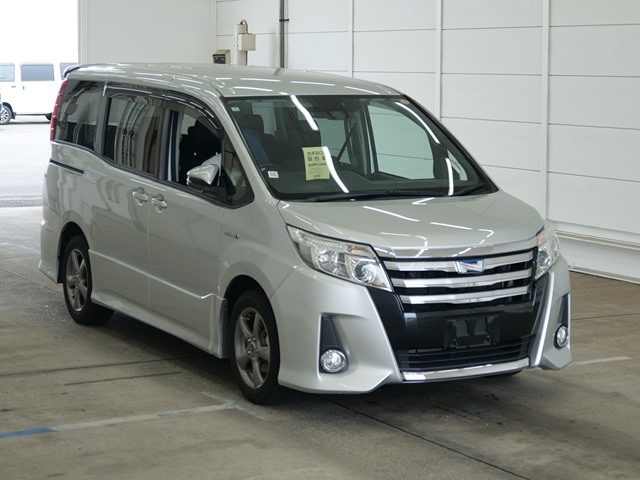 TOYOTA NOAH — фото