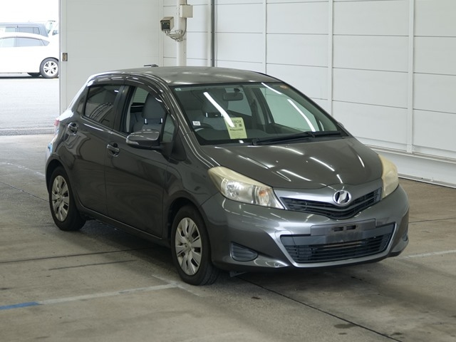 TOYOTA VITZ — фото