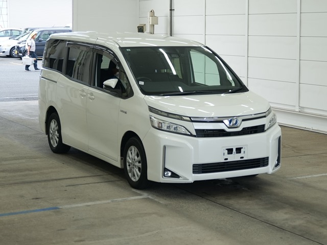 TOYOTA VOXY — фото