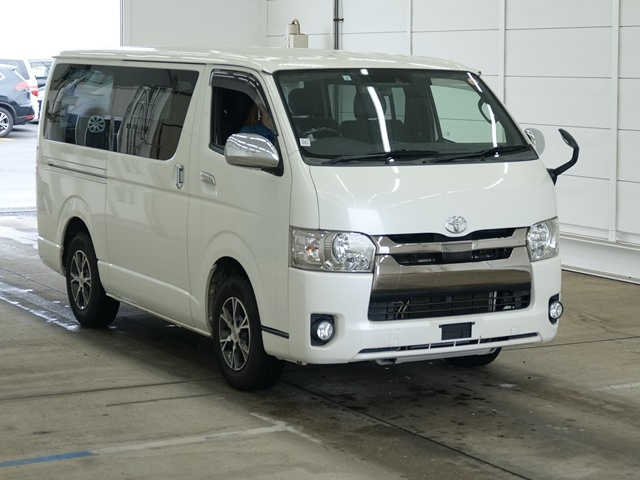 TOYOTA HIACE — фото