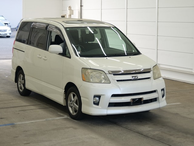 TOYOTA NOAH — фото