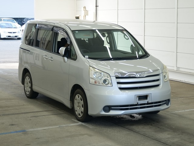 TOYOTA NOAH — фото