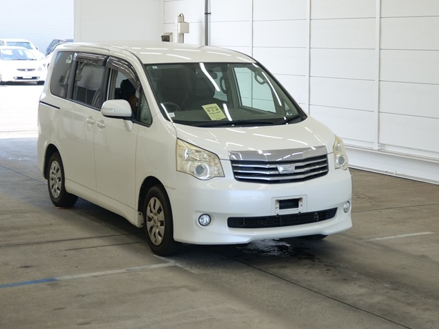TOYOTA NOAH — фото