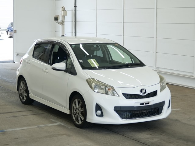 TOYOTA VITZ — фото