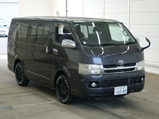 TOYOTA HIACE — фото