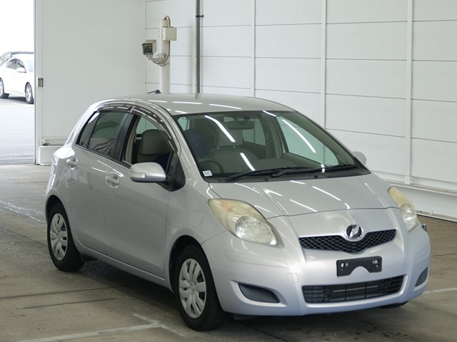 TOYOTA VITZ — фото