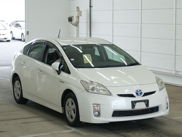 TOYOTA PRIUS — фото