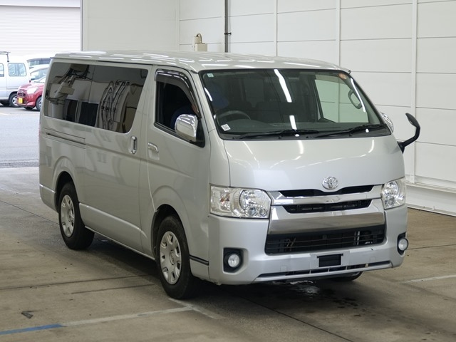 TOYOTA HIACE — фото
