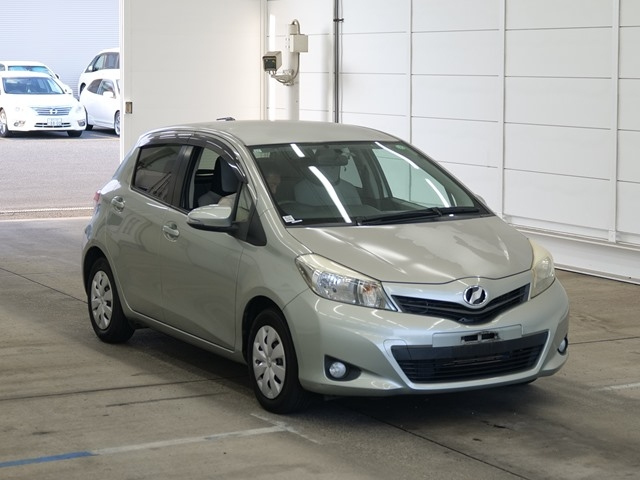 TOYOTA VITZ — фото