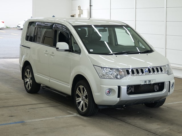 MITSUBISHI DELICA — фото