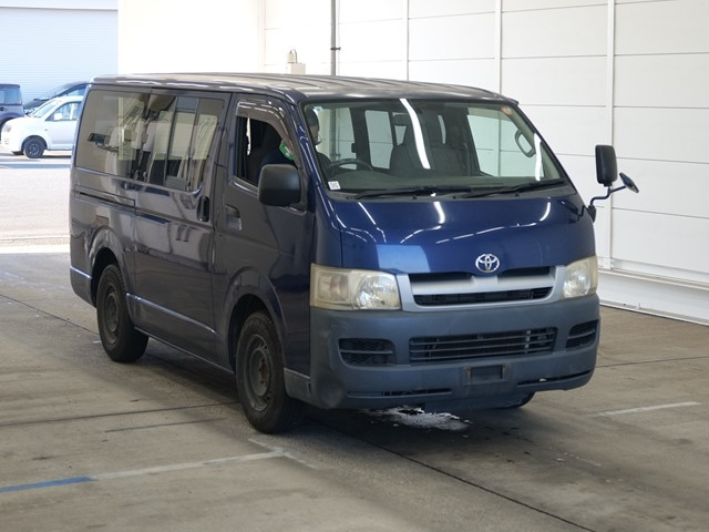 TOYOTA HIACE — фото