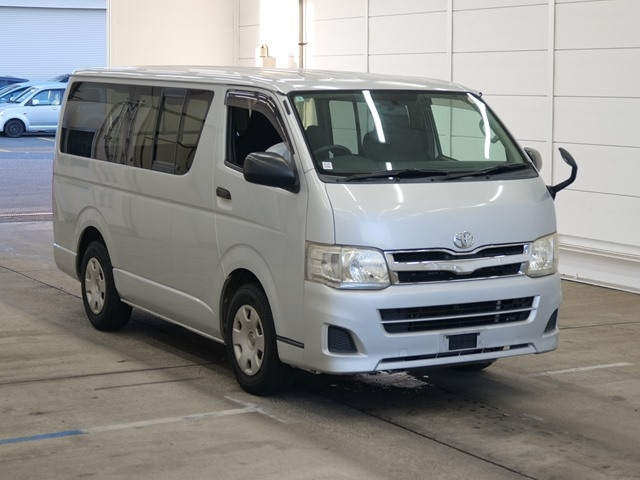 TOYOTA HIACE — фото