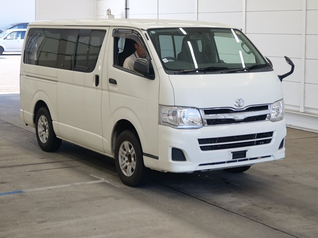 TOYOTA HIACE — фото