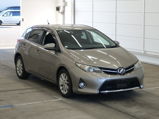 TOYOTA AURIS — фото