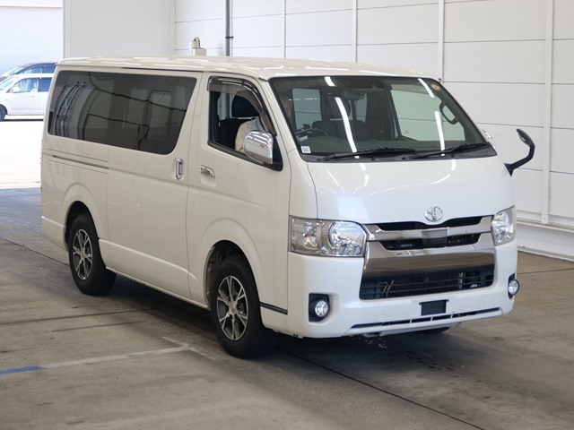 TOYOTA HIACE — фото