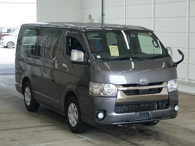 TOYOTA HIACE — фото
