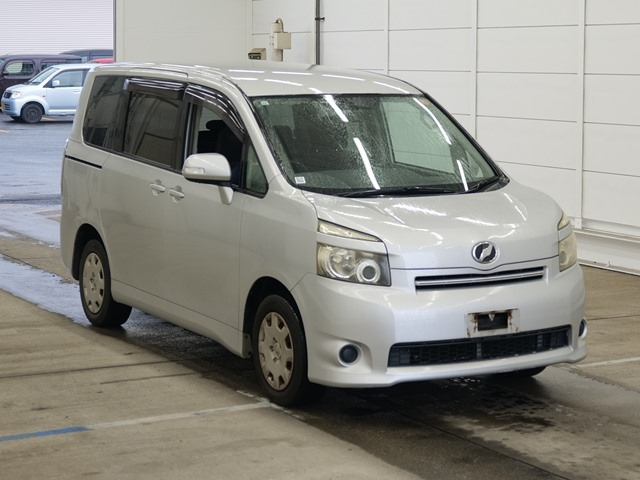 TOYOTA VOXY — фото
