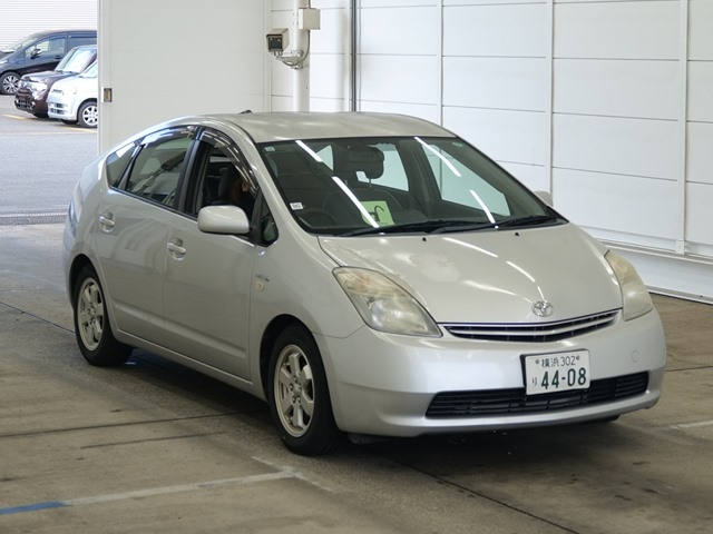 TOYOTA PRIUS — фото