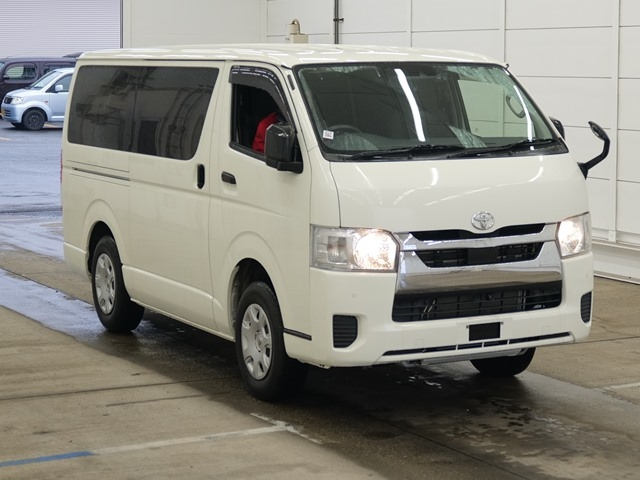 TOYOTA HIACE — фото