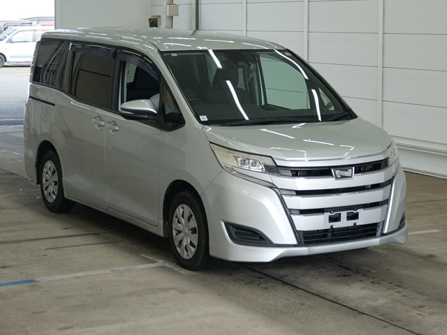 TOYOTA NOAH — фото