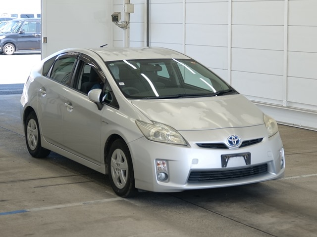 TOYOTA PRIUS — фото