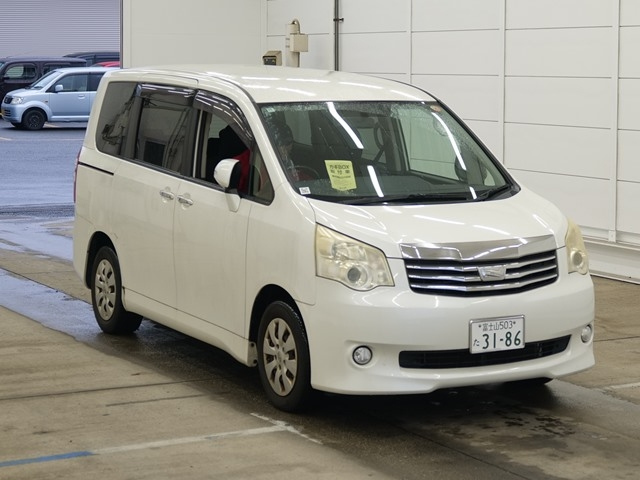 TOYOTA NOAH — фото