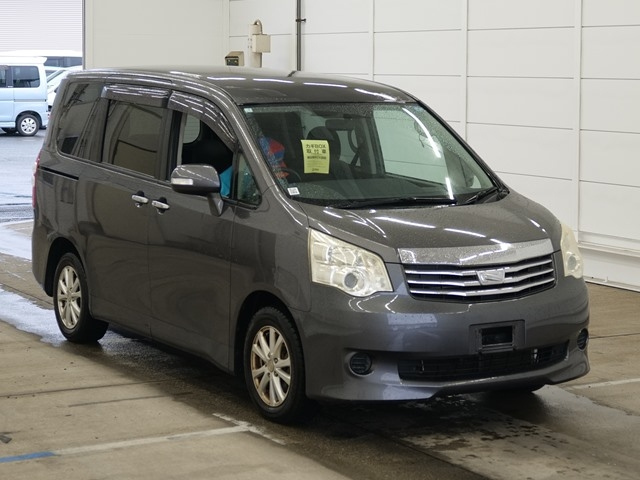 TOYOTA NOAH — фото