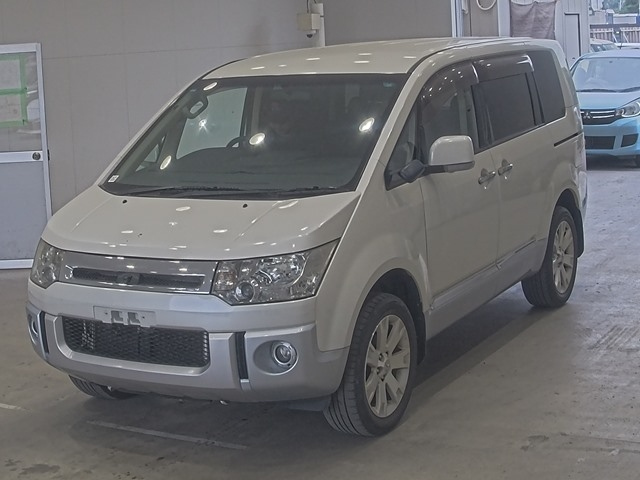 MITSUBISHI DELICA — фото
