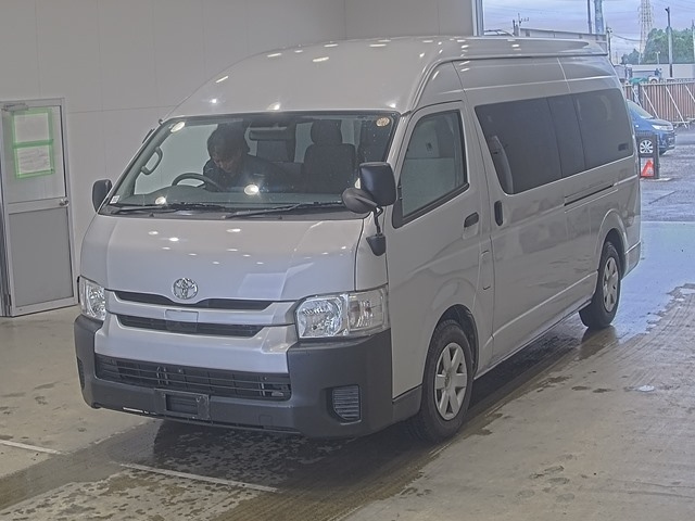 TOYOTA HIACE — фото