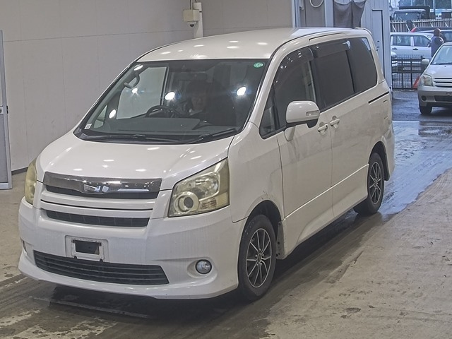 TOYOTA NOAH — фото