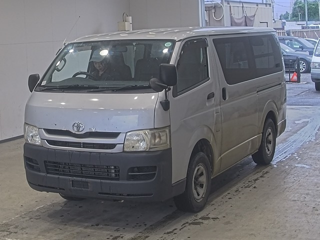 TOYOTA HIACE — фото