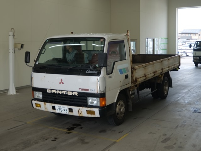 MITSUBISHI CANTER — фото