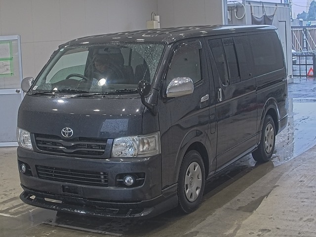 TOYOTA HIACE — фото