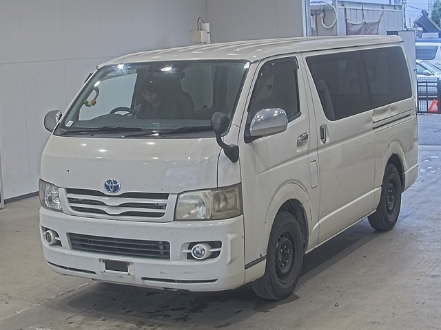 TOYOTA HIACE — фото