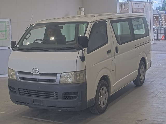TOYOTA HIACE — фото