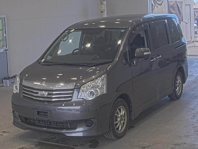 TOYOTA NOAH — фото