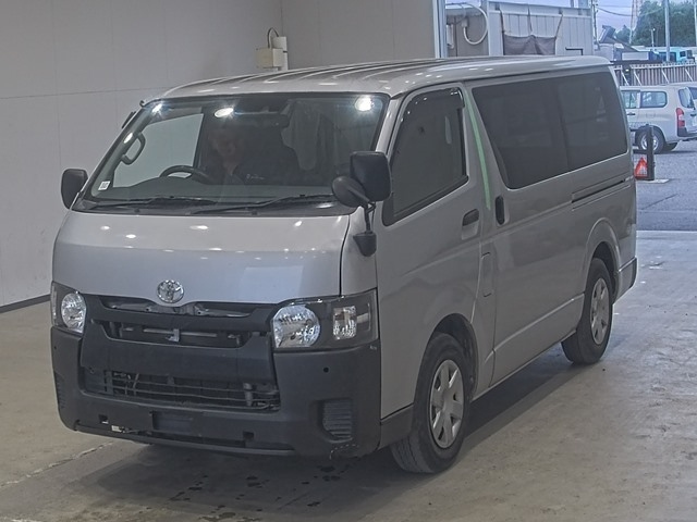 TOYOTA HIACE — фото