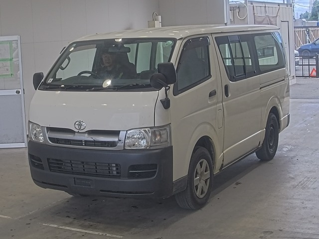 TOYOTA HIACE — фото