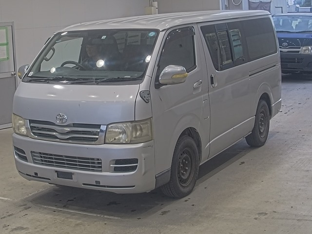 TOYOTA HIACE — фото
