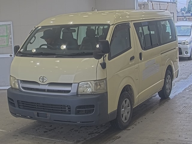 TOYOTA HIACE — фото