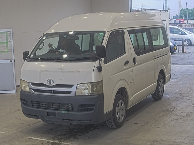TOYOTA HIACE — фото