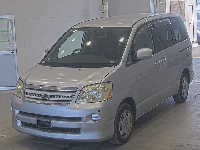 TOYOTA NOAH — фото