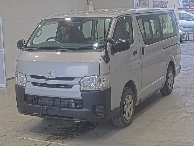 TOYOTA HIACE — фото