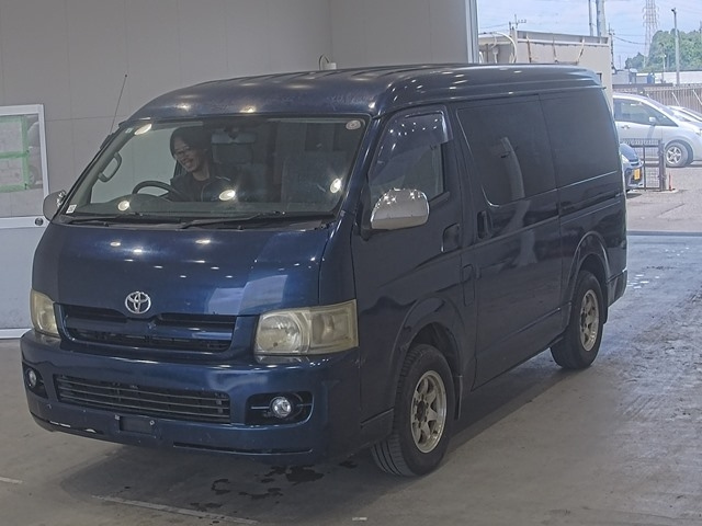 TOYOTA HIACE — фото