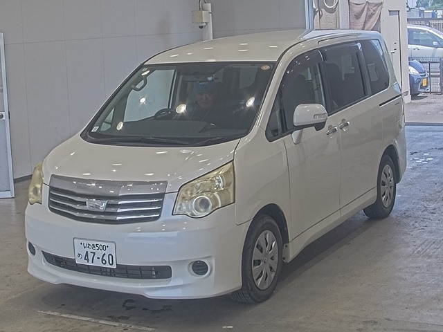 TOYOTA NOAH — фото